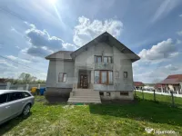 Casă de vânzare – spațioasă, cu curte ideală pentru o 