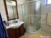 Casă de vânzare – spațioasă, cu curte ideală pentru o 