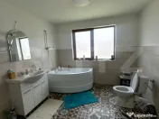 Casă de vânzare – spațioasă, cu curte ideală pentru o 