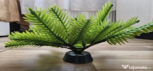 Vand un ornament din crengute de brad artificial cu orificiu in mijloc pentru o lumanare