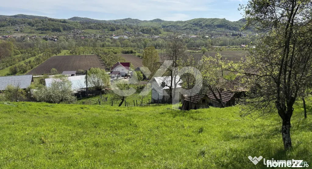 Casă la roșu + 2 case tradiționale | 14.613 mp teren | Ap
