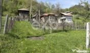 Casă la roșu + 2 case tradiționale | 14.613 mp teren | Ap 