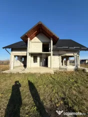 Casa cu etaj la rosu, 160 mp utili, 1200 mp teren, zona Trei 