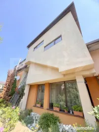 Cladire multifunctionala, pensiune plus casa, parcari priva 