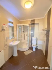 Cladire multifunctionala, pensiune plus casa, parcari priva 