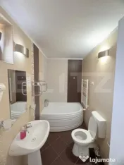 Cladire multifunctionala, pensiune plus casa, parcari priva 
