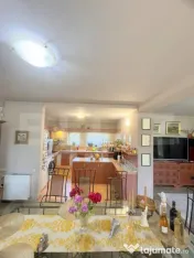 Cladire multifunctionala, pensiune plus casa, parcari priva 