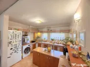 Cladire multifunctionala, pensiune plus casa, parcari priva 