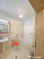Cladire multifunctionala, pensiune plus casa, parcari priva 