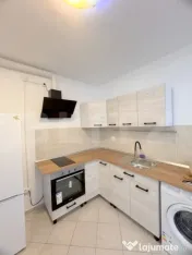 Cladire multifunctionala, pensiune plus casa, parcari priva 