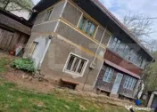 Casă cu 3 camere, ideală pentru locuit sau casă de vacan? 