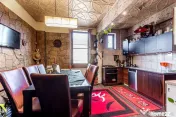 Apartament tip casă | 3 camere & curte | zona Colegiului...