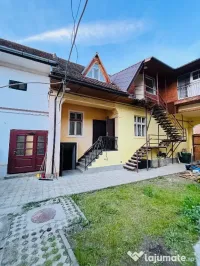 Casă săsească de vânzare – spațioasă, cu beci cu arcade. 
