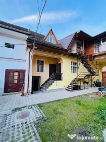 Casă săsească de vânzare spațioasă,beci cu arcade,Rasnov in Zona 1