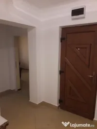 Vând apartament 3 camere  într-o zona liniştitǎ 