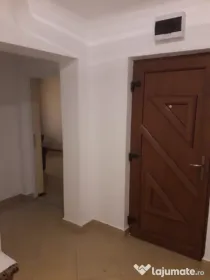 Vând apartament 3 camere într-o zona liniştitǎ central