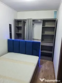 închiriez camera la curte parter 