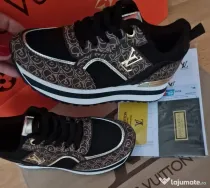 Adidasi dama Louis Vuitton, logo metalic auriu, saculet, etichetă