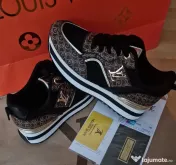 Adidasi dama Louis Vuitton, logo metalic auriu, saculet, etichetă 