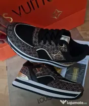 Adidasi dama Louis Vuitton, logo metalic auriu, saculet, etichetă 