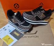 Adidasi dama Louis Vuitton, logo metalic auriu, saculet, etichetă 