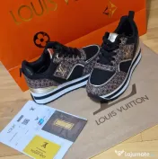 Adidasi dama Louis Vuitton, logo metalic auriu, saculet, etichetă 