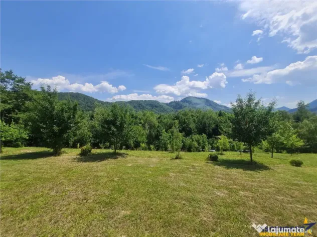 FILM! Oaza paradisiaca cu lac, vedere catre Bucegi, Glajerie