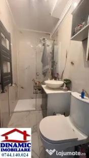 Vă propunem spre vânzare un apartament cu 2 camere, decomandat, situat 