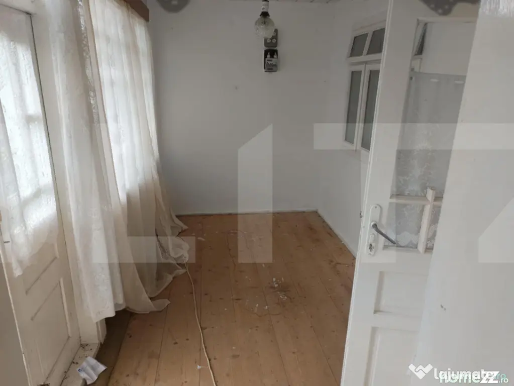 Casă + 2.700 mp teren în Leorda - La strada principală -