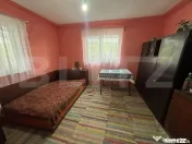Casa de vanzare, cu o suprafata de 16 ari de teren. 