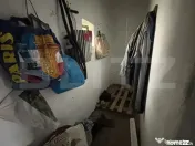 Casa de vanzare, cu o suprafata de 16 ari de teren. 