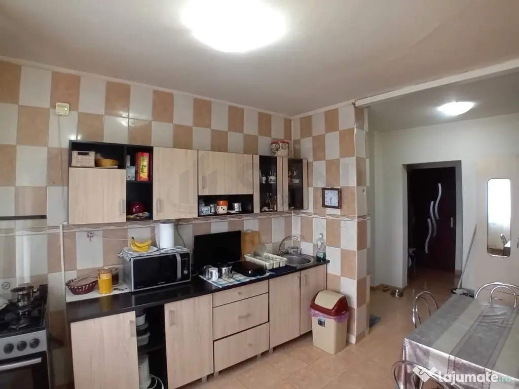 Apartament spatios cu 3 camere decomandat langa Bucuresti...