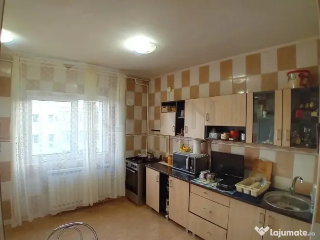 Apartament spatios cu 3 camere decomandat langa Bucuresti...