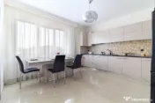 Casa LA CHEIE cu 5 camere si 4 bai, Buna Ziua, 200 mp, aproa 