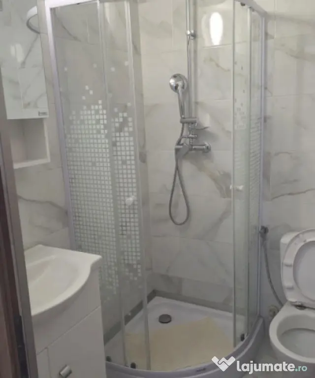 Garsonieră decomandată, 30 mp, mobilată modern, curte pri