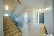 De vânzare Vilă cu 8 camere în Sânmartin, 290 mp util... 