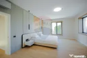 De vânzare Vilă cu 8 camere în Sânmartin, 290 mp util... 