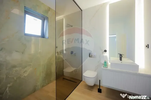 De vânzare Vilă cu 8 camere în Sânmartin, 290 mp util...