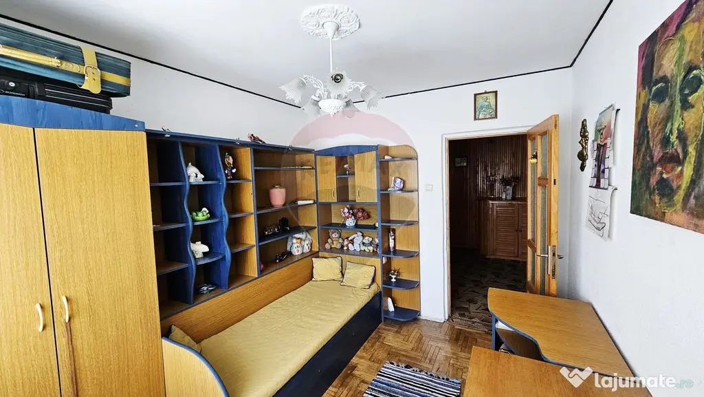 Apartament cu 4 camere de vânzare în zona Maratei