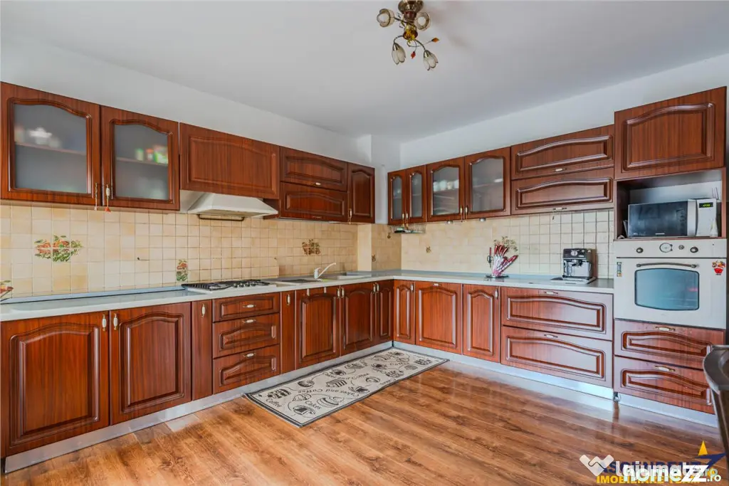 Vila solida Tractorul Coresi, spatii ample, teren 700 mp, ga