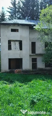 Teren si casa la rosu de vanzare in Busteni