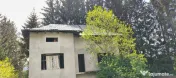 Teren si casa la rosu de vanzare in Busteni