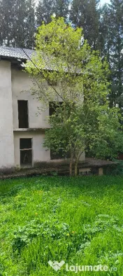 Teren si casa la rosu de vanzare in Busteni