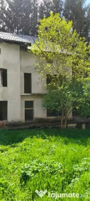 Teren si casa la rosu de vanzare in Busteni