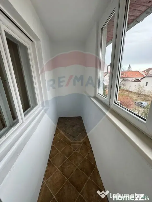 DE ÎNCHIRIAT- apartament 2 camere + garaj