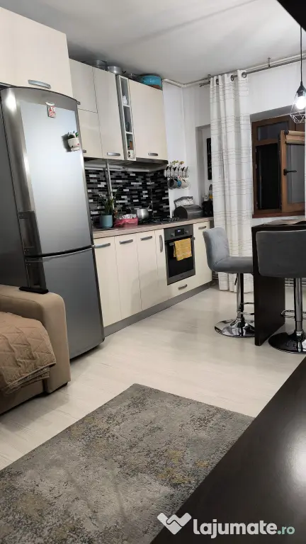 Vând apartament 60mp, cu 2 dormitoare decomandate și garaj, zona HCC