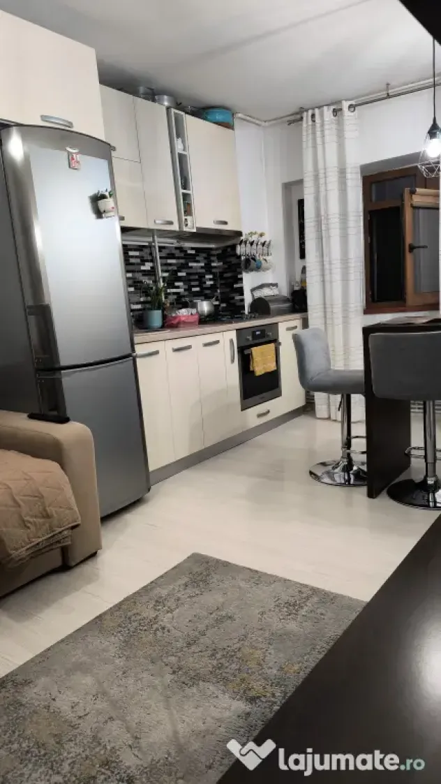 Vând apartament 60mp, cu 2 dormitoare decomandate și garaj, zona HCC