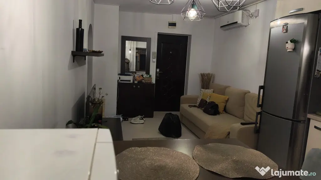 Vând apartament 60mp, cu 2 dormitoare decomandate și garaj, zona HCC
