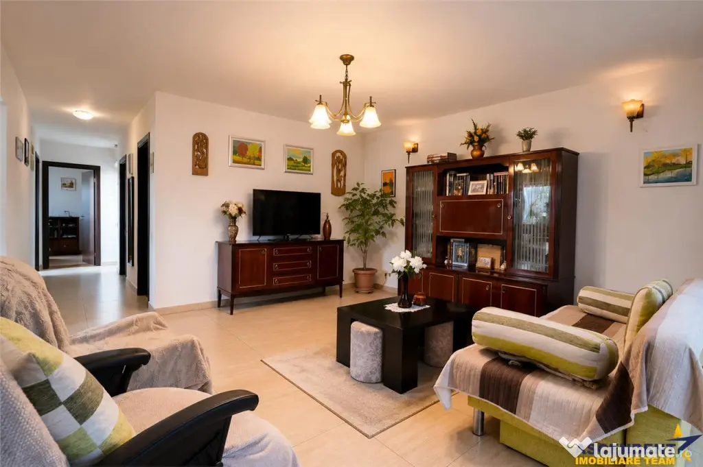 Vila distinctiva,2 intrari separate:locuire multifamiliala,a