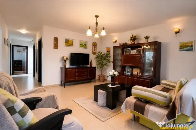 Vila distinctiva,2 intrari separate:locuire multifamiliala,a
